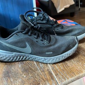 Nike Revolution 🖤👟